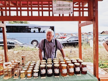 Priznani čebelar Franci Strupi iz Spodnjega Brnika z različnimi sortami medu in medenih izdelkov_Doma ima urejen čebelarski muzej